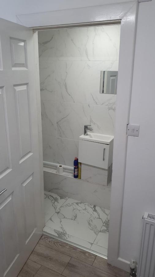 House 1905 - Self Catering Serviced Apartment Tidworth ภายนอก รูปภาพ