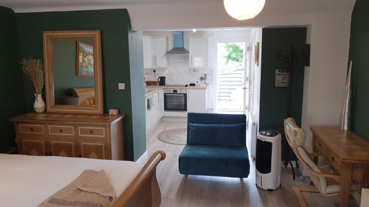 House 1905 - Self Catering Serviced Apartment Tidworth ภายนอก รูปภาพ