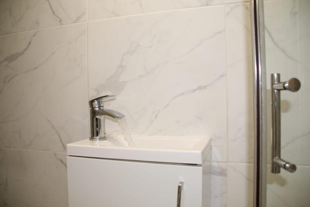 House 1905 - Self Catering Serviced Apartment Tidworth ภายนอก รูปภาพ
