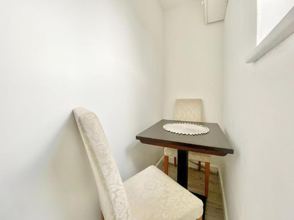 House 1905 - Self Catering Serviced Apartment Tidworth ภายนอก รูปภาพ